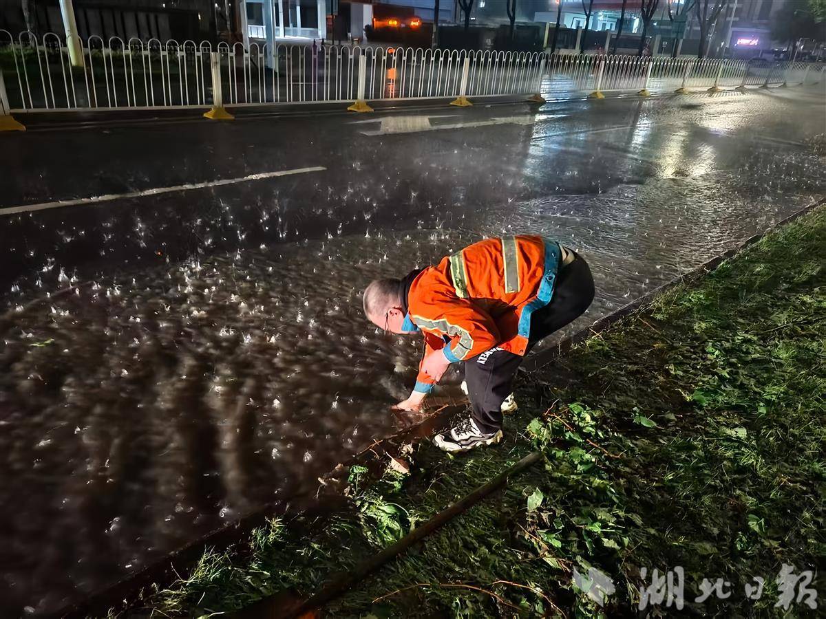 强对流天气突袭，江岸环卫连夜排水除险保畅通