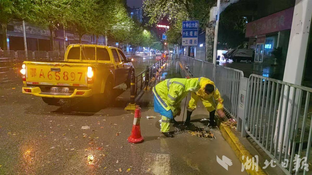 大到暴雨！武汉出动值守巡查人员2300余人次 目前主次干道无积水