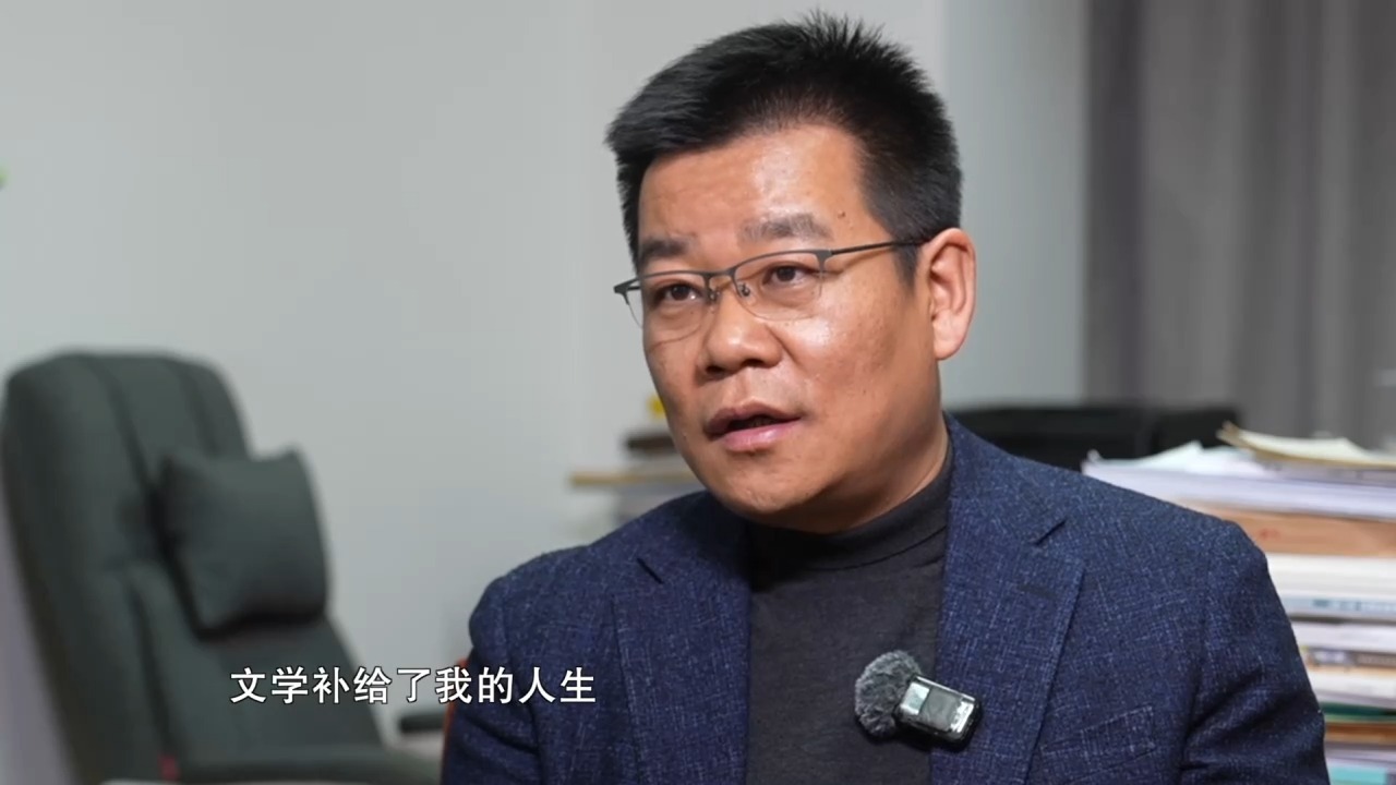 文化十分丨阅读穿越古今 文学纵横南北 听茅盾文学奖得主徐则臣讲述阅读与写作→