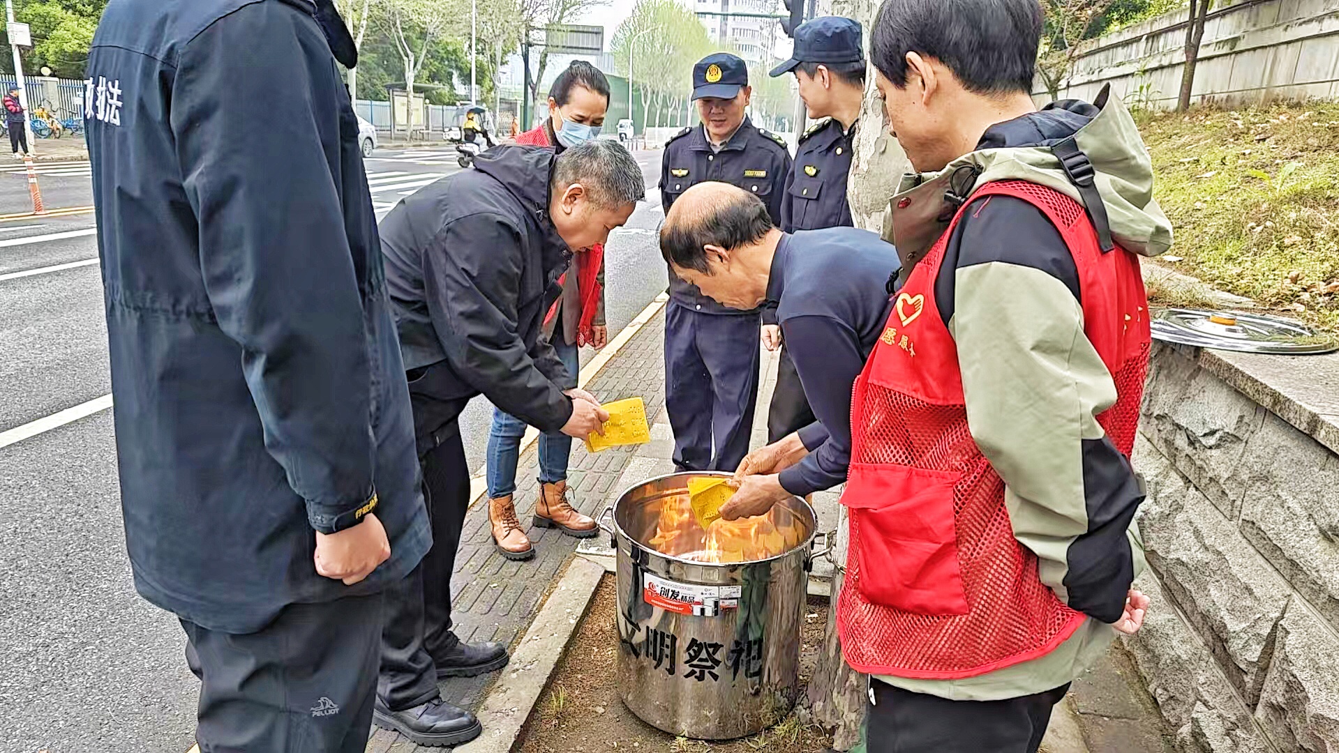  告别 “路面烫伤”，硚口区设专用焚烧桶护航文明祭扫