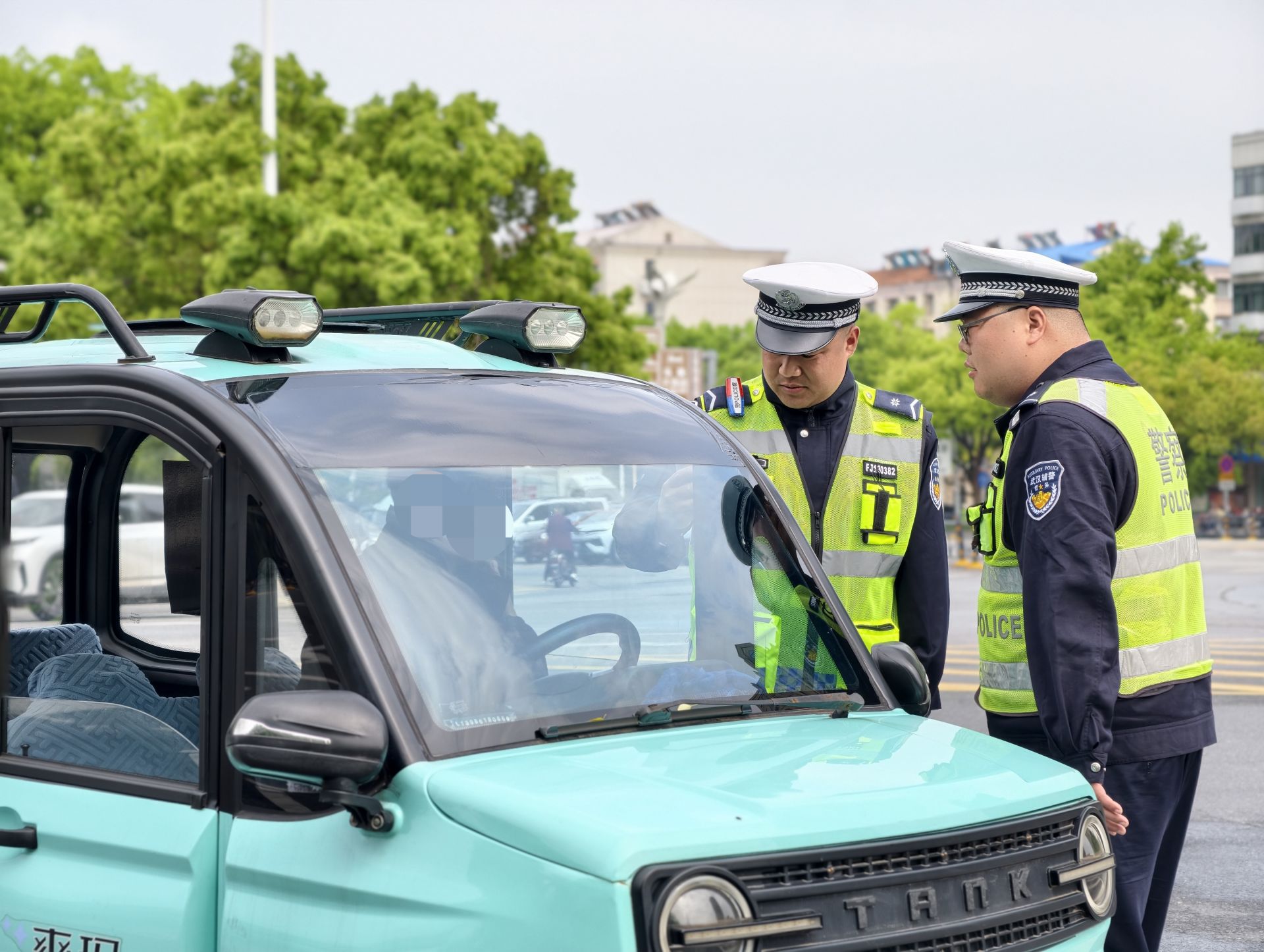 护畅安 治乱象 武汉交警开展全市交通秩序集中整治