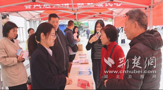 钟祥市医保局开展医保基金安全监管集中宣传月活动