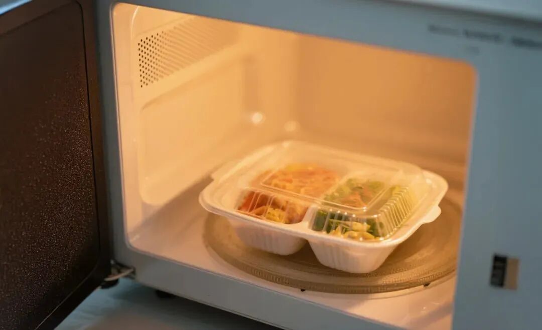 这样用微波炉热菜,相当于在给自己“下毒”!