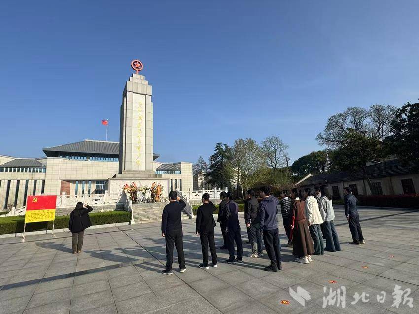 应城市审计局机关党支部与省审计厅派出审计组临时党支部联合开展清明祭英烈活动