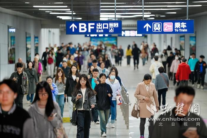 4月30日、5月1日武汉地铁10条线路延时运营，“江湖畅游卡”同步上线