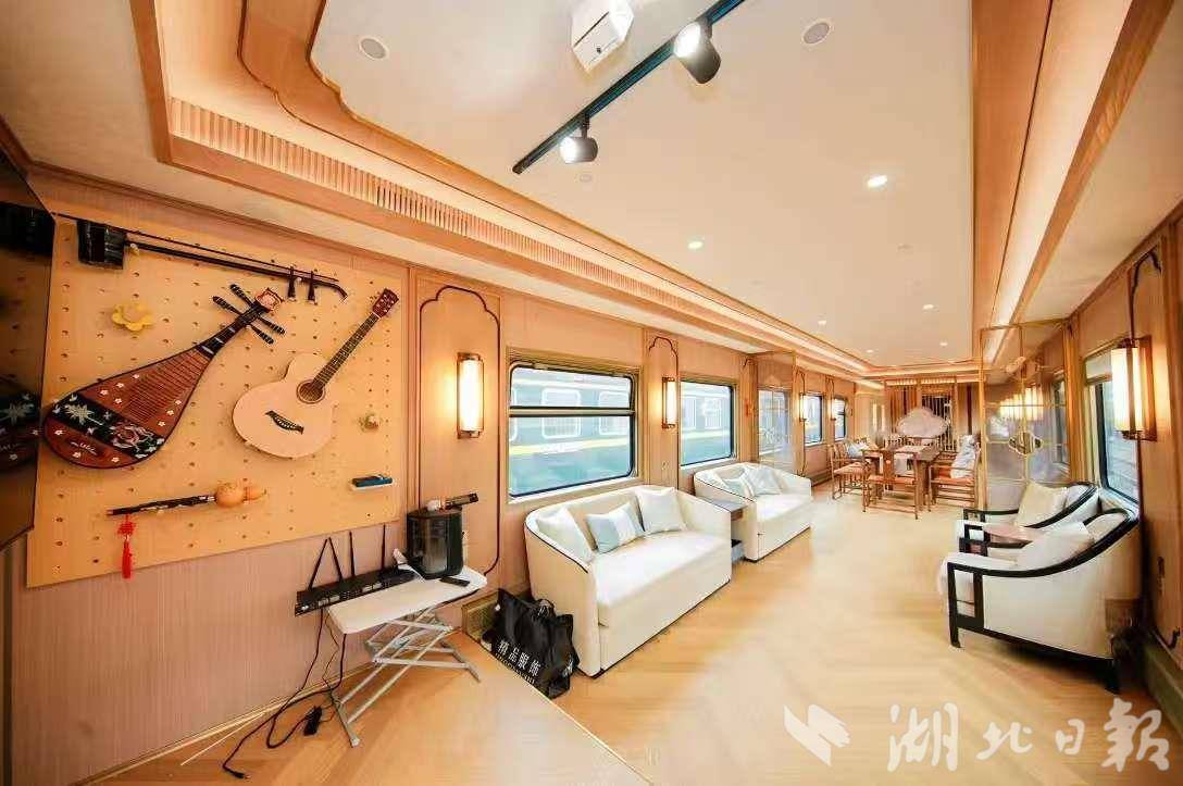 武汉铁路今晚首开舒适型旅游列车