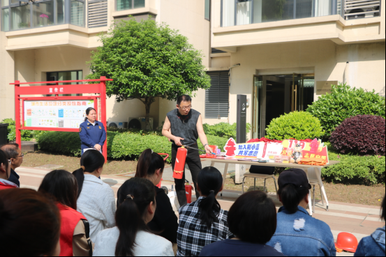  “火焰蓝”携手“志愿红”，荆州区在辖区高层小区开展志愿者招募暨消防培训活动