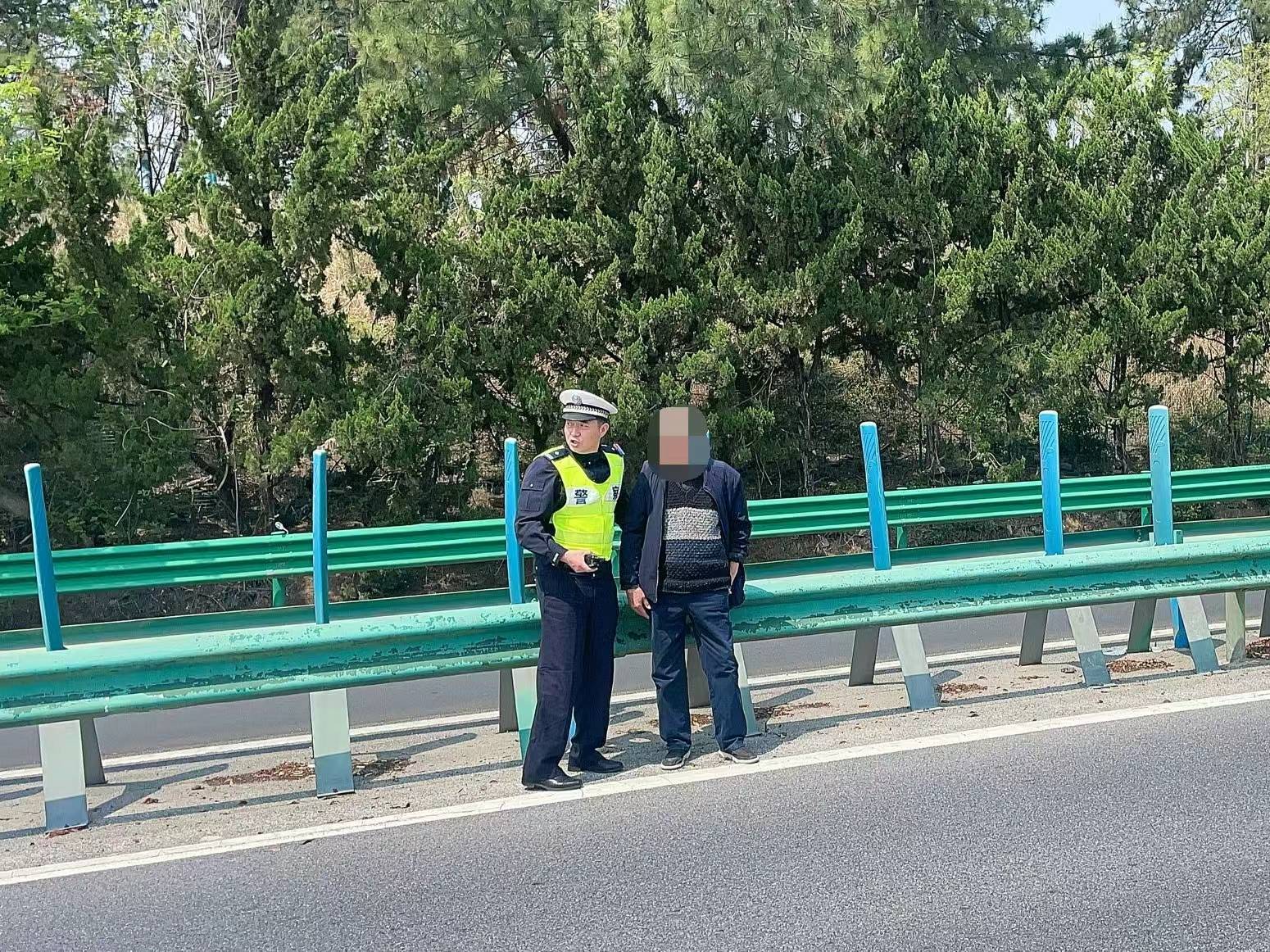 八旬爹爹误入高速 武汉黄陂交警暖心护送返程