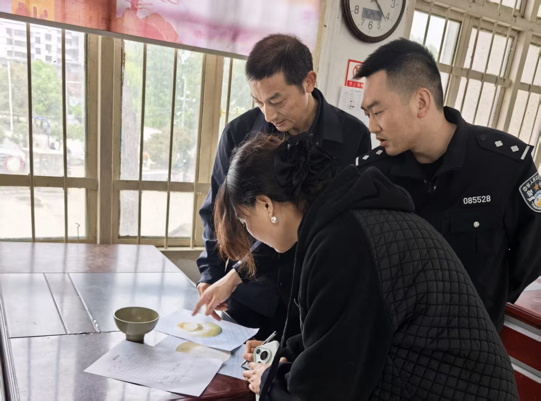 村民施工挖出“宝贝”发抖音，民警连夜追踪全部追回