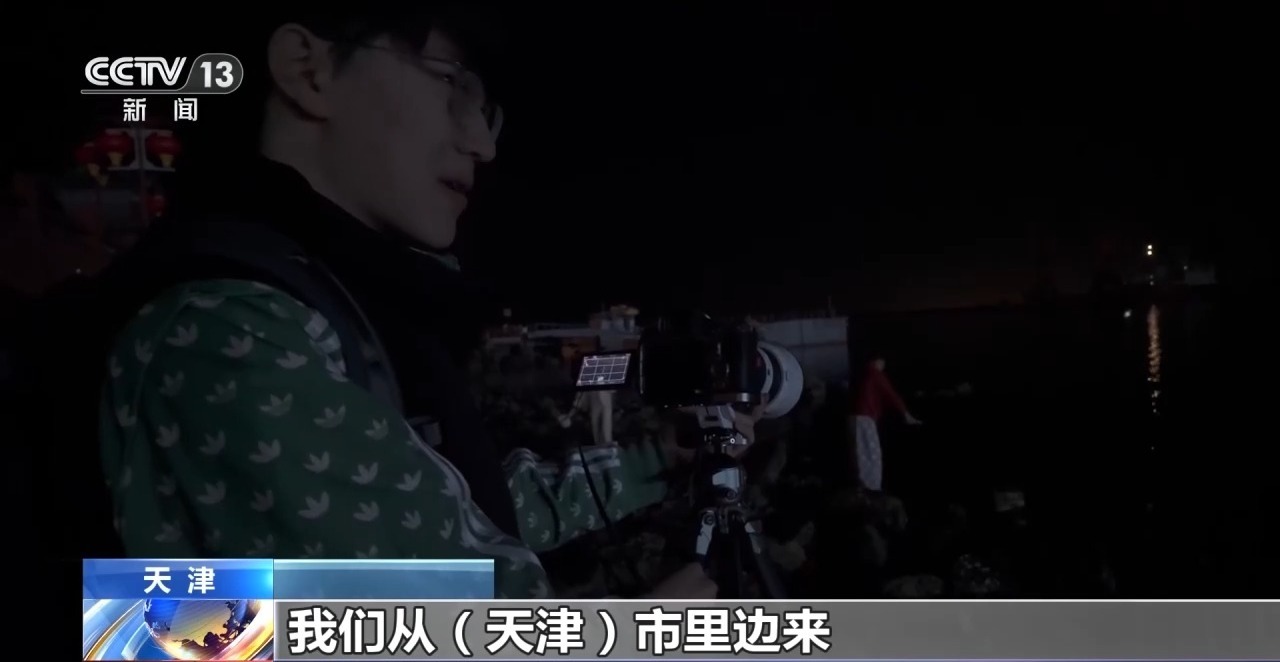 “蓝眼泪”景观刷屏 总台记者亲测：泼水才见微光