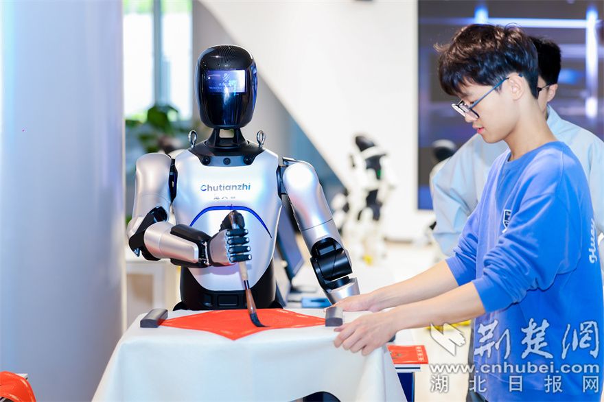 湖北具身智能公共体验中心工作人员演示楚天智机器人功能.jpg.jpg