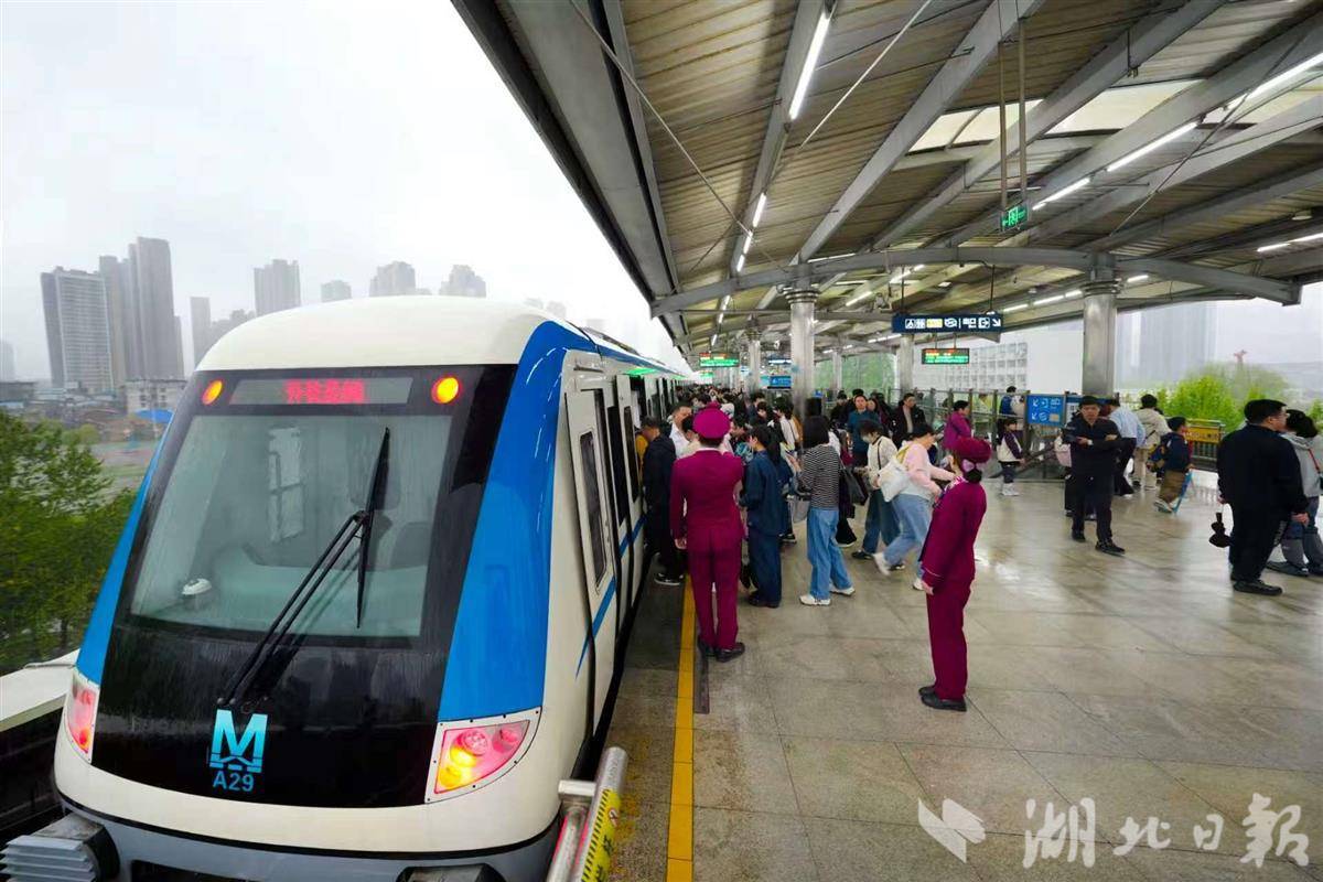  倾盆大雨中，武汉地铁线网准时开班