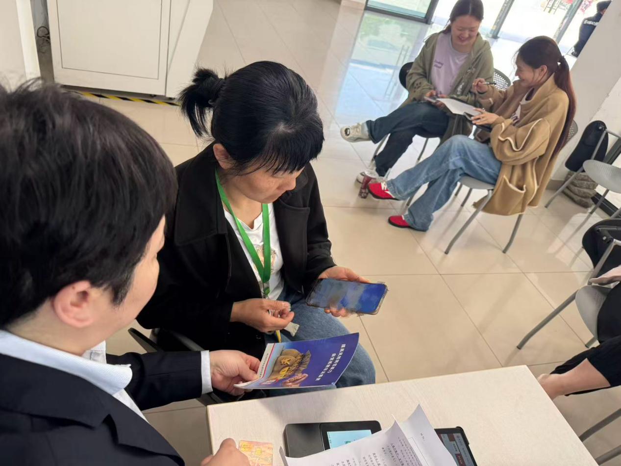 中国银行武汉硚口支行便捷开卡服务走进企业