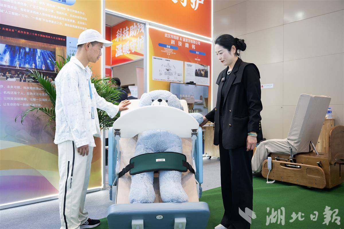 智能儿童床解决脑瘫儿童家庭护理难题