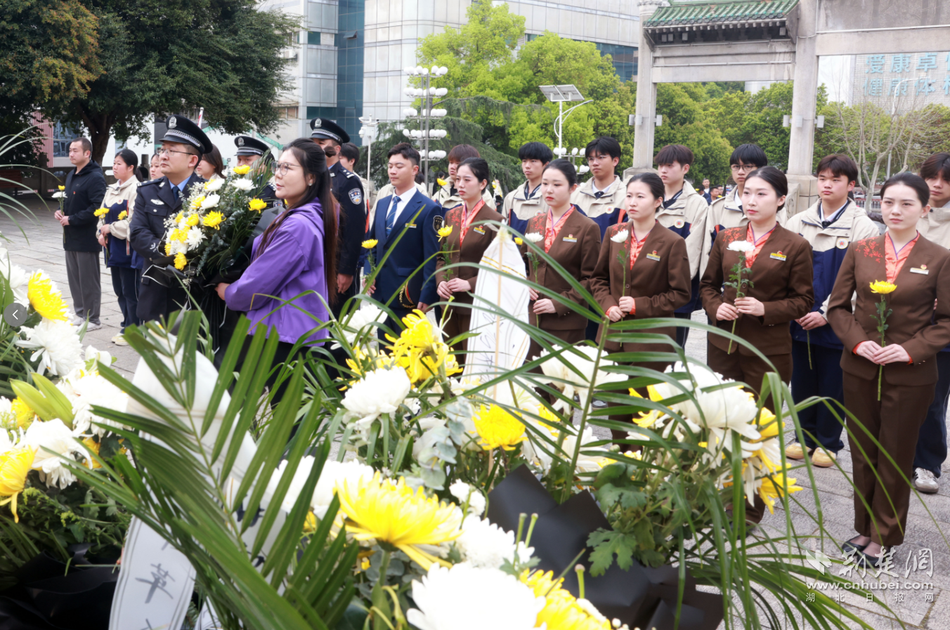  清明祭先烈 武汉铁路公安与客运段联合缅怀施洋烈士