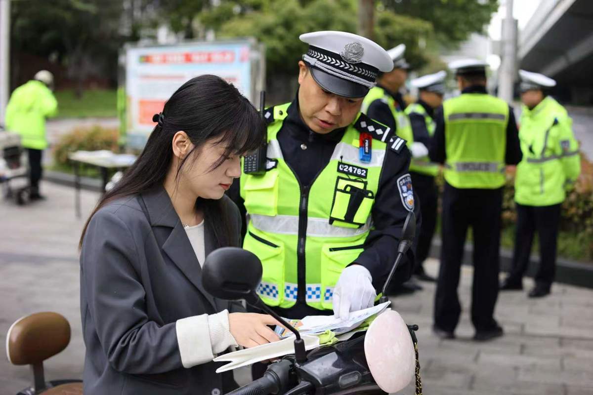 罚单少了，劝导多了！武汉交警持续开展全市交通秩序整治