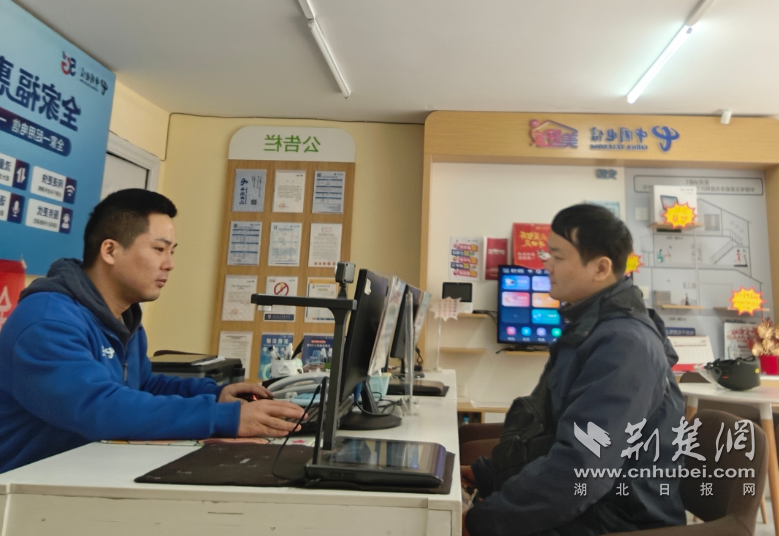 “现在的年轻人能有这份耐心，真的很难得！”市民点赞武汉电信营业员