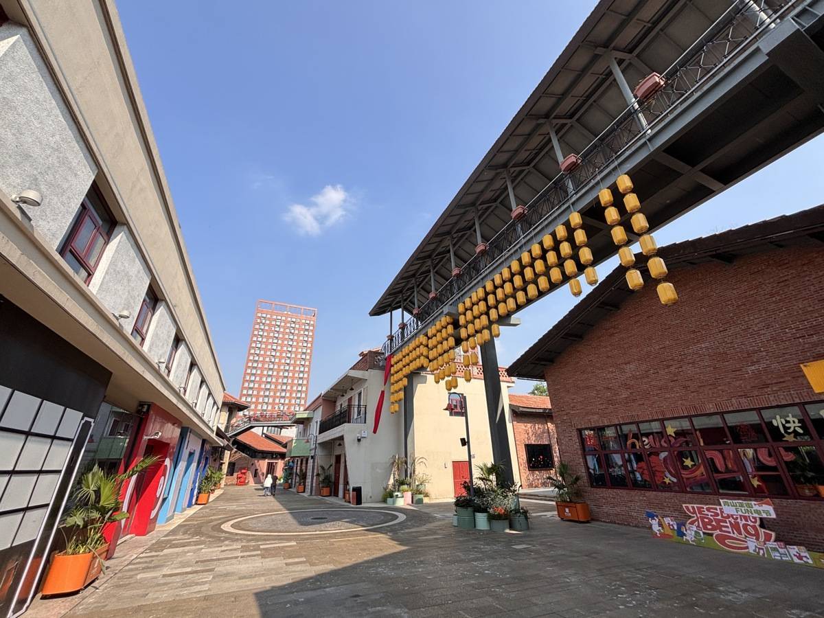  隐藏在老街小巷的钢铁时代情景街区
