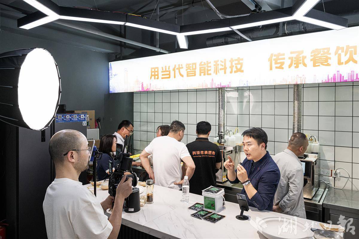  武汉肴滚“AI大厨”上岗！小龙虾出餐超3万盆