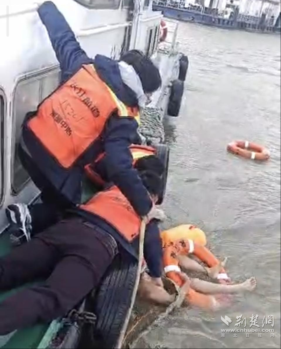 10分钟！武汉江面上演生死救援——长江航道测量中心职工勇救溺水者