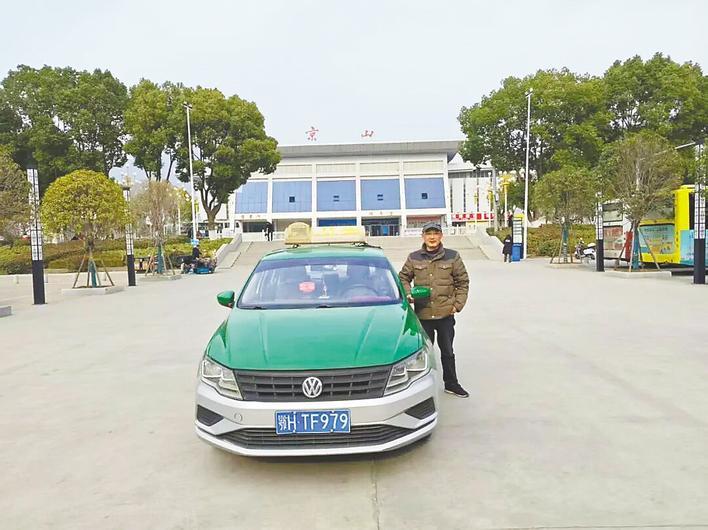  跳进水库救起轻生乘客后发病离世 “善心的哥”用生命完成最后一单