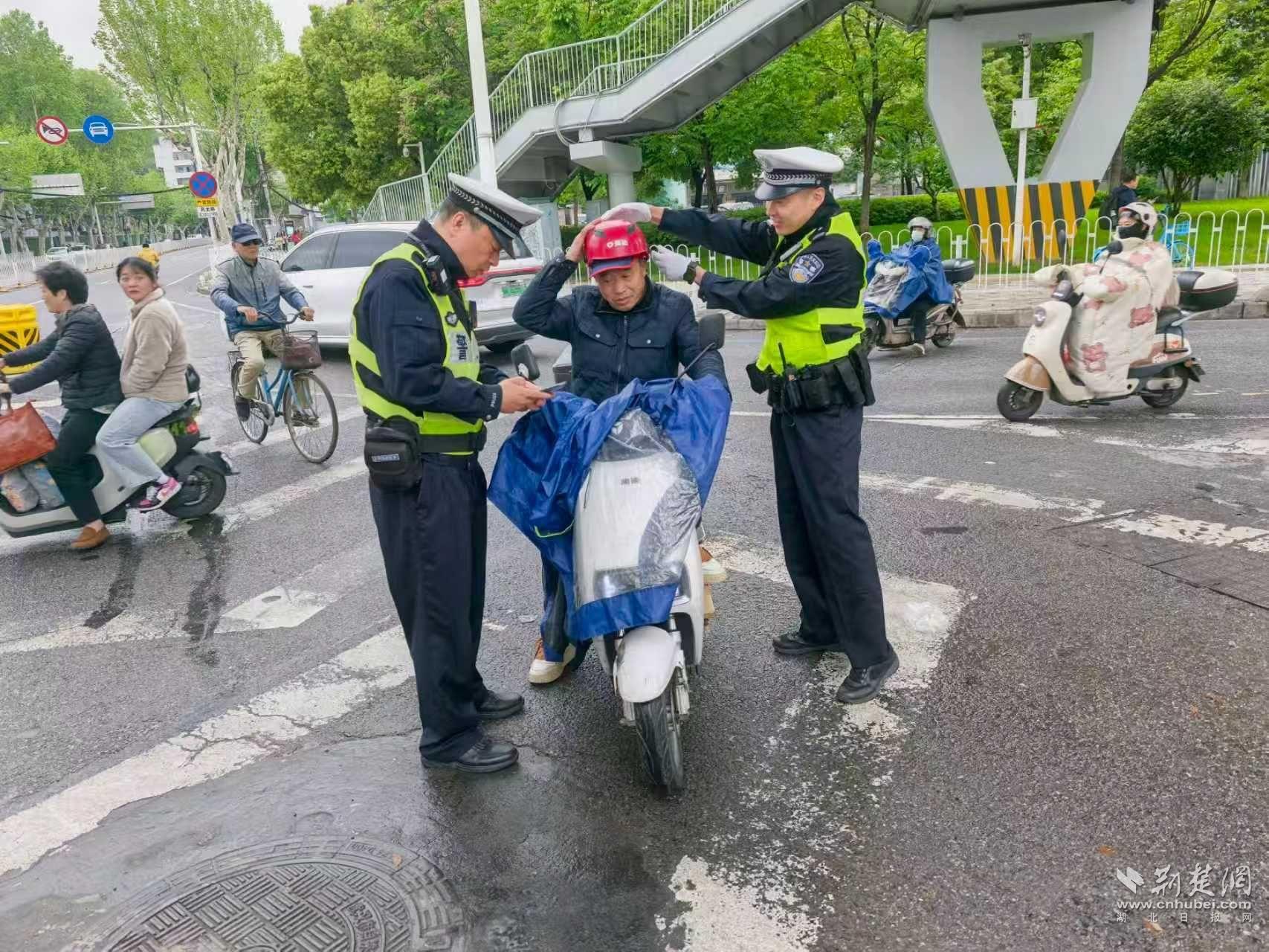  重劝解 守常态 武汉交警持续开展全市交通秩序整治