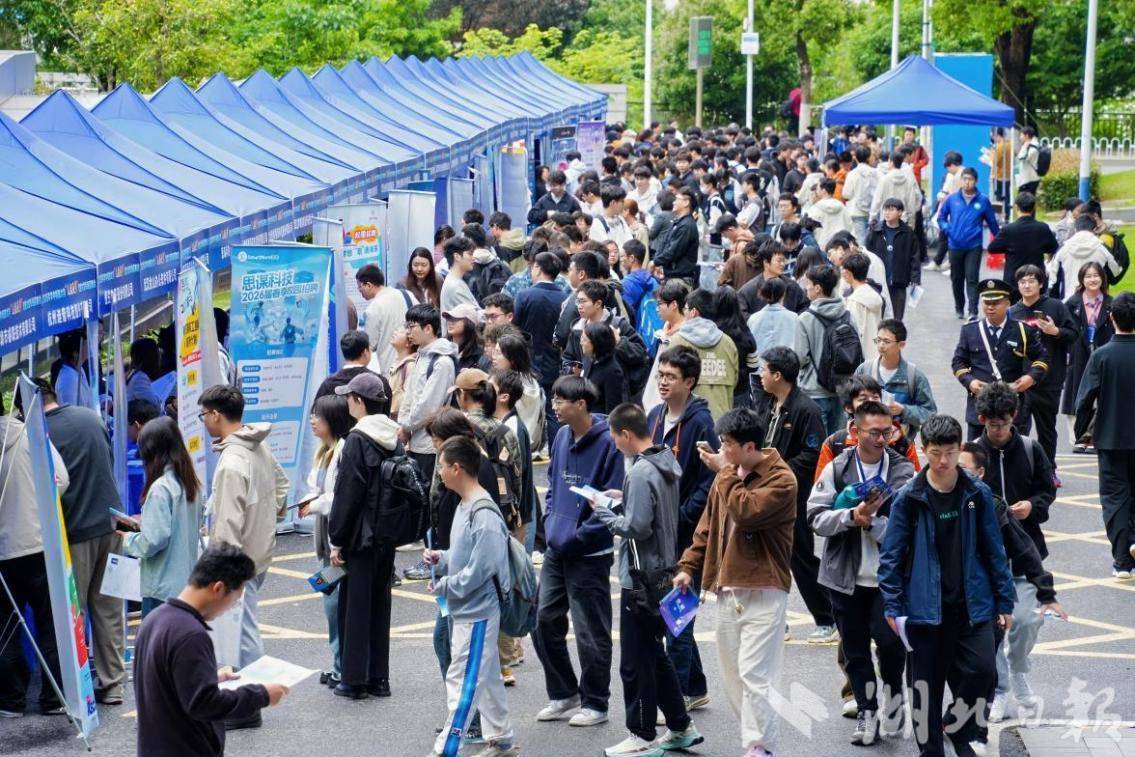  华中科大信息类专场招聘会上动向显示：光电子研发岗位“岗多人少”  跨学科人才受青睐