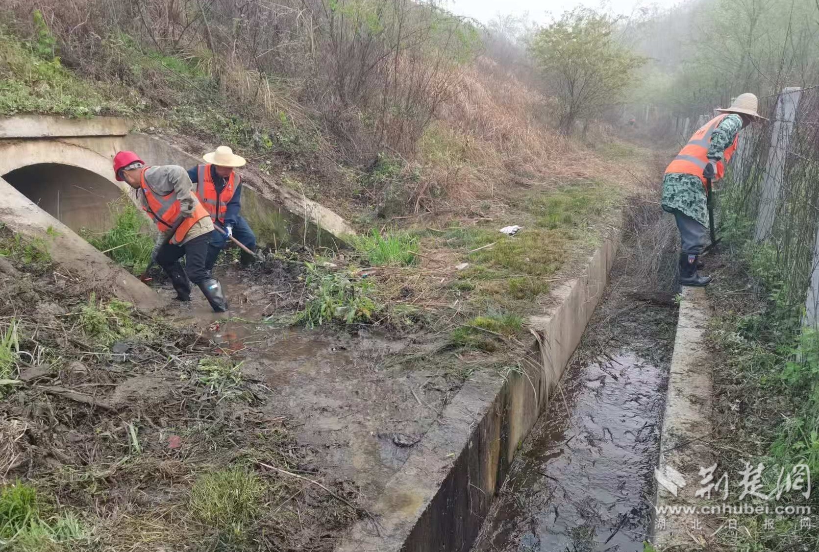 湖北高速路政全力筑牢汛期安全防线