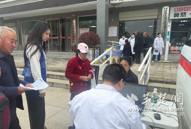 钟祥市皇庄街道开展老年人免费体检活动