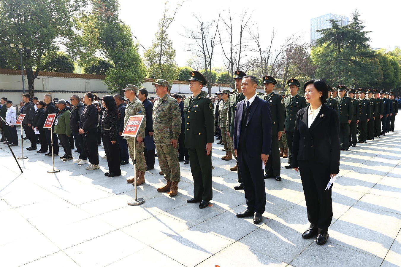 武昌区300余名军地代表在北伐独立团烈士陵园祭英烈