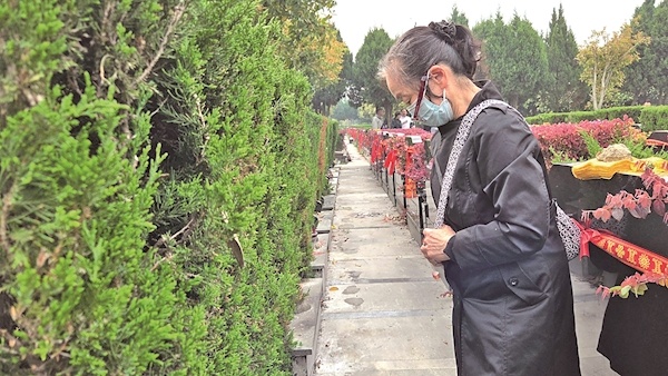  “只想安安静静地守着这份念想” 七旬婆婆用20年时光    守望逝去的丈夫与女儿