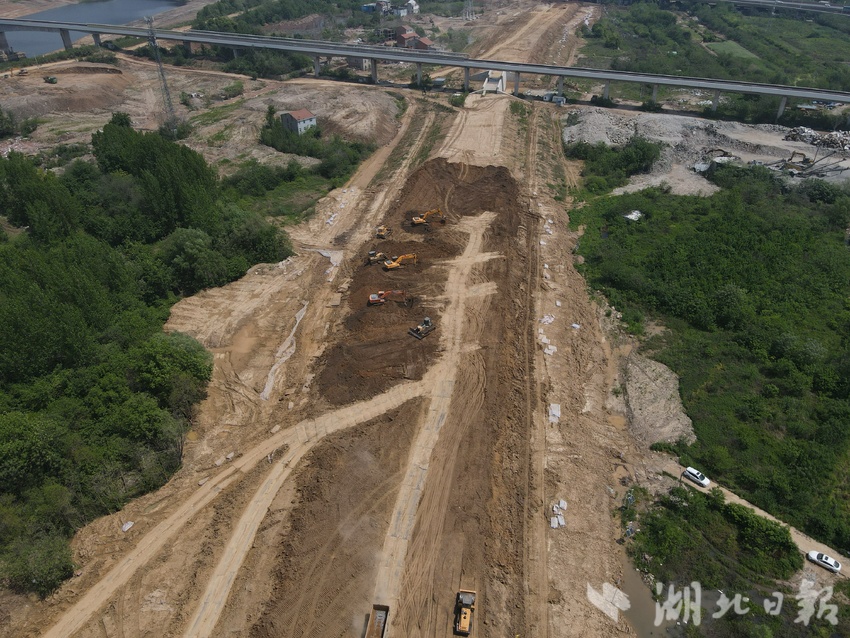 新建堤防28米高程顺利合龙 府澴河整治工程初具防洪功能
