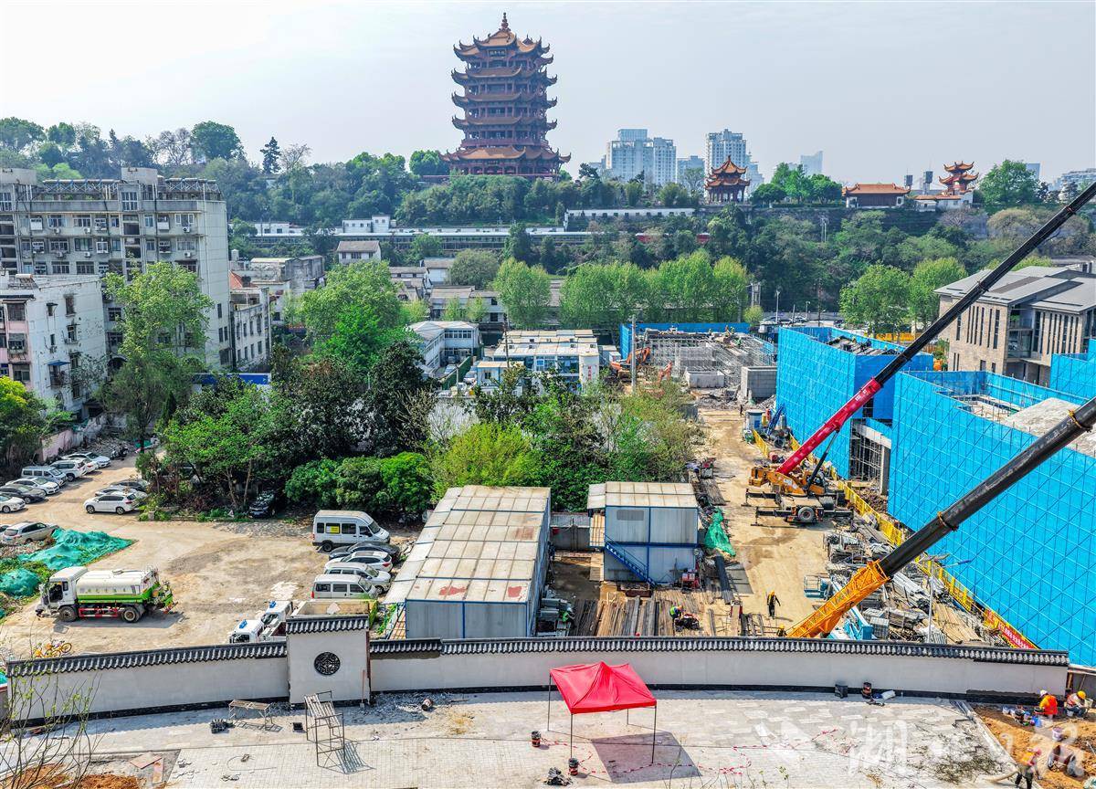 黄鹤楼地铁站“新红墙”雏形初现