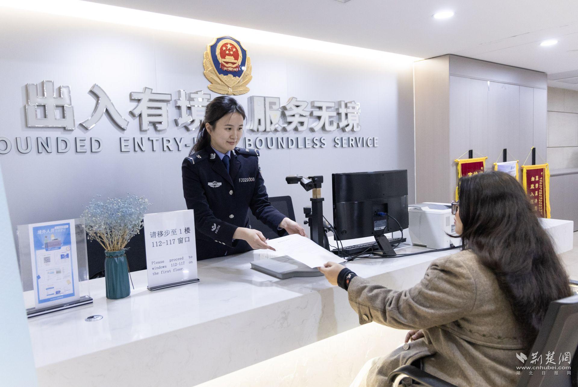 武汉经开区公安分局“一窗通办”带来新气象