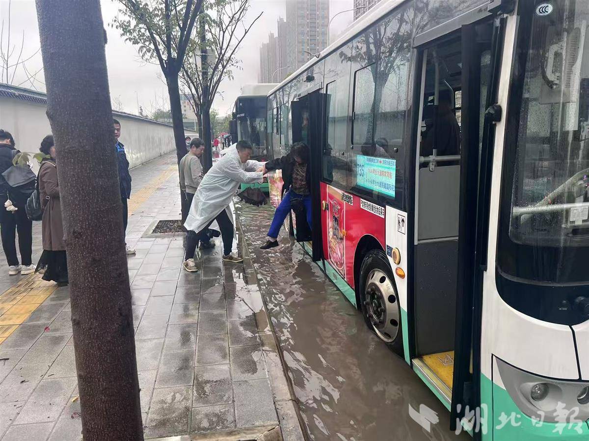 老人公交车上正发愁，没想到志愿者冒雨来了！