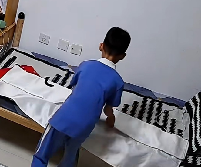 一张毯子放倒一个娃？男孩被“隐形针”扎得满身刺痛，家长：根本拔不完