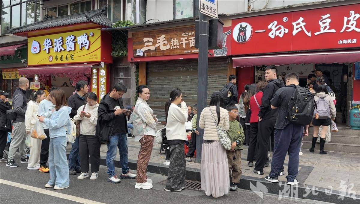  错峰打卡！外地春假游客来武汉体验地道“过早”