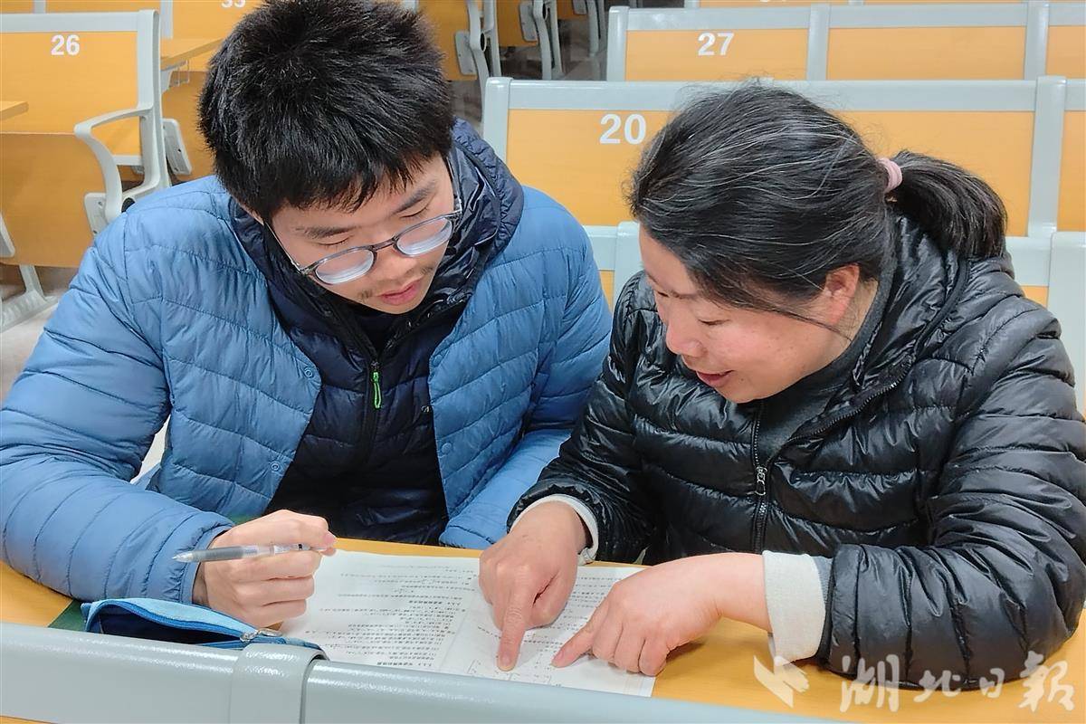 华中农大“锋哥有约”25年义务答疑：不光解数学题，也解青春成长的“方程式”