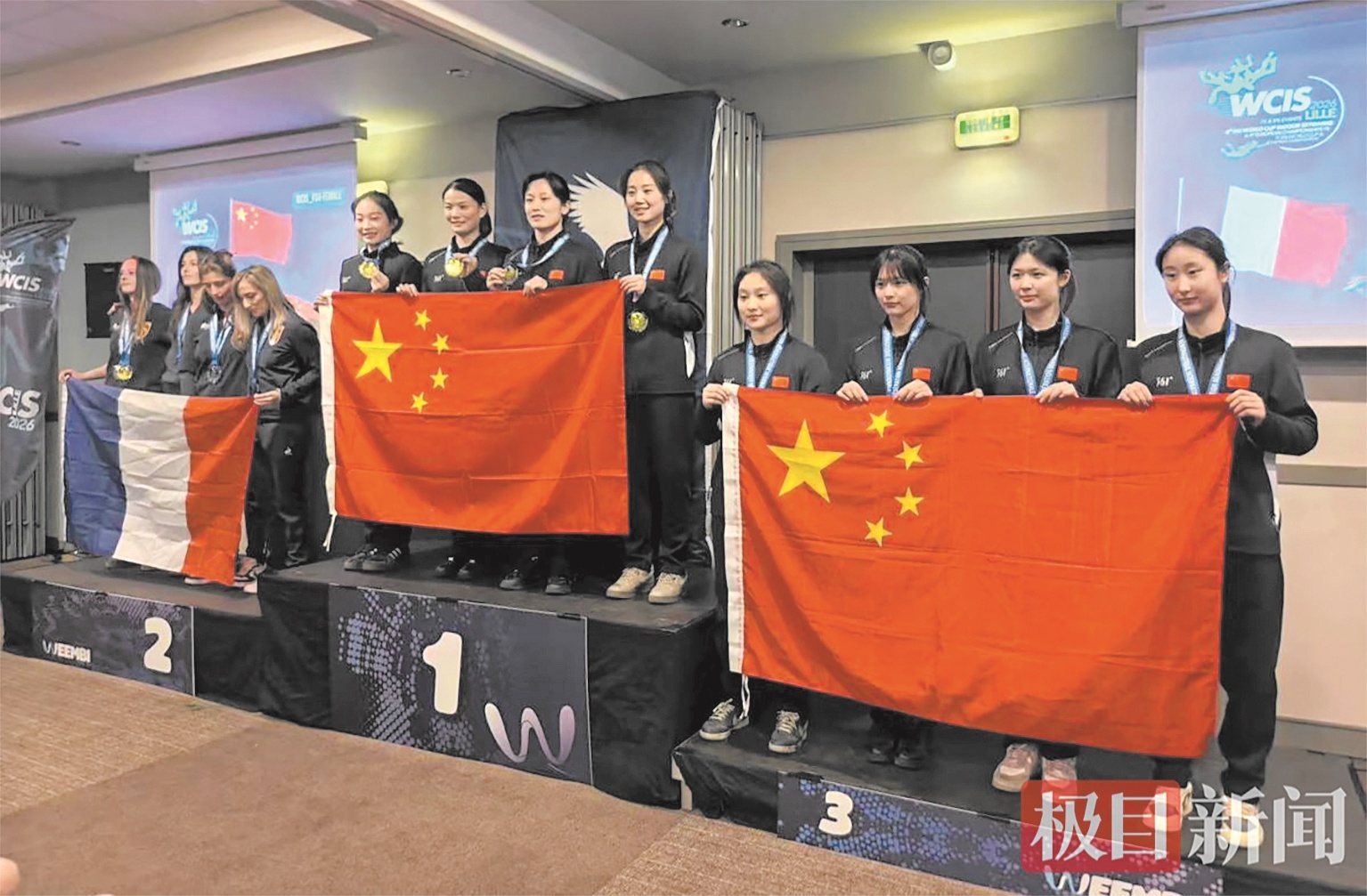 “空中芭蕾”惊艳法国 中国跳伞队拿下三连冠 两名湖北枣阳姑娘站上世界领奖台
