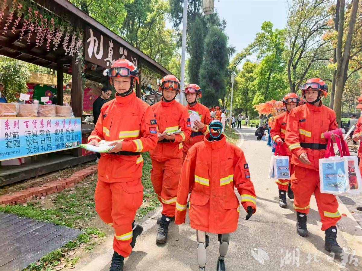  机器狗、机器人“入编”，能上山能下水！