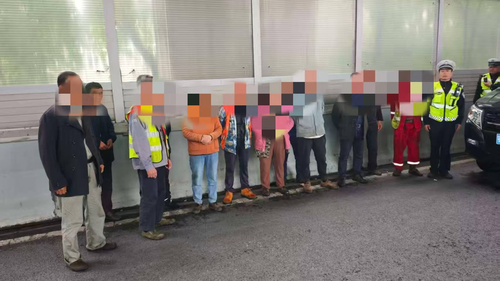 科技预警精准拦截 武汉青山交警严查客车超员除隐患
