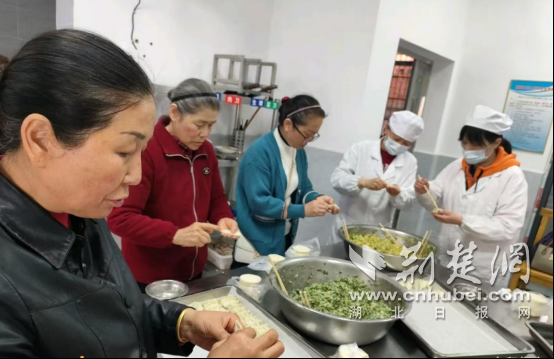 京山市坪坝镇：爱心饺子宴 情暖福利院