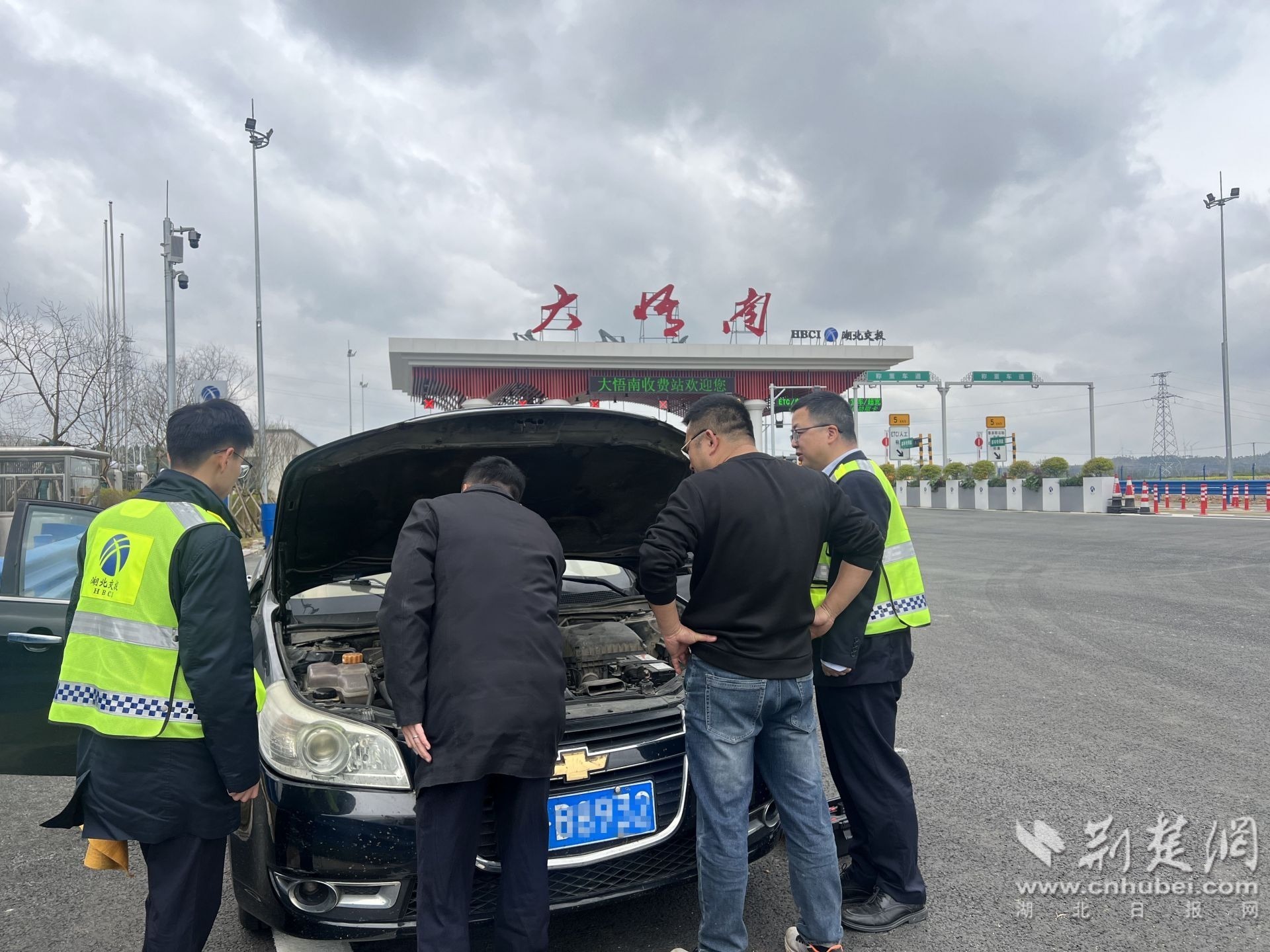 大悟南收费站迎首个清明保畅大考
