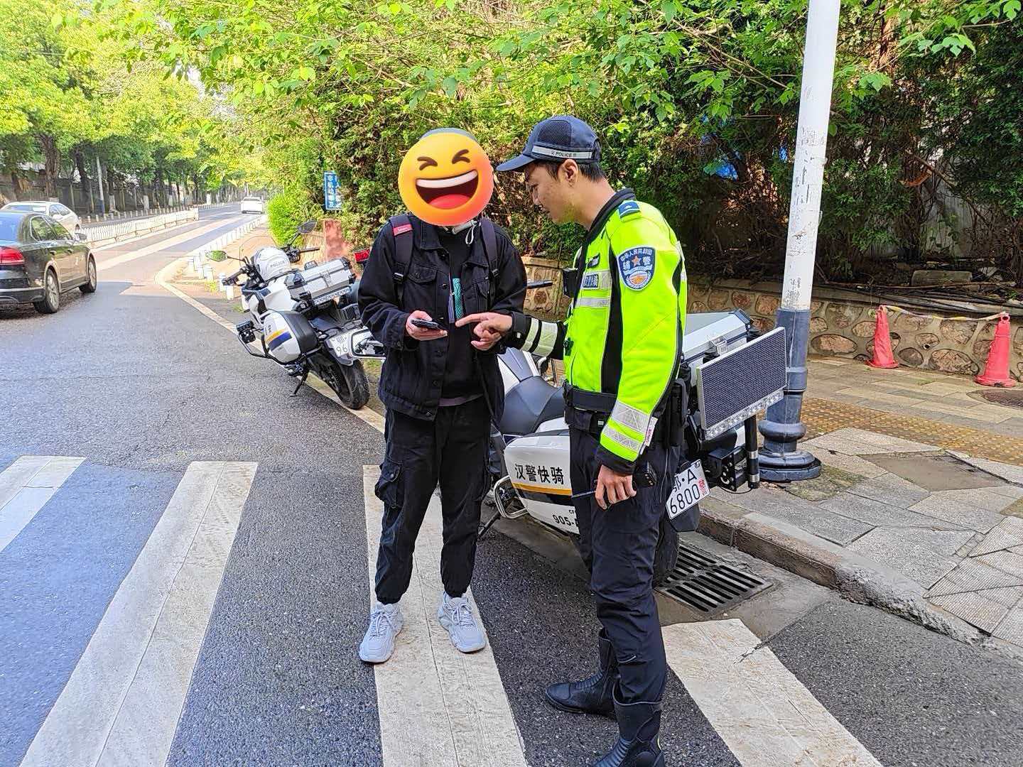 交警+外卖小哥，暖心上演“完璧归赵”