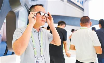  记者现场体验消博会展出的新品——科技激发消费新动能（探馆消博会）