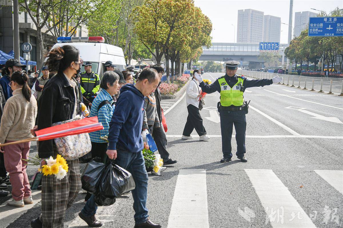 清明假期首日迎游客高峰，武汉交通治安平稳有序
