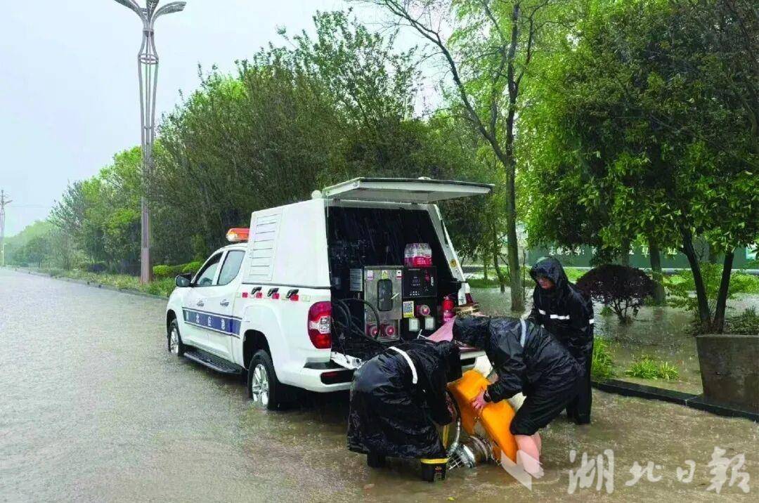 拒绝 “城市看海”！湖北一地千余人连夜奋战抽排水254万立方米