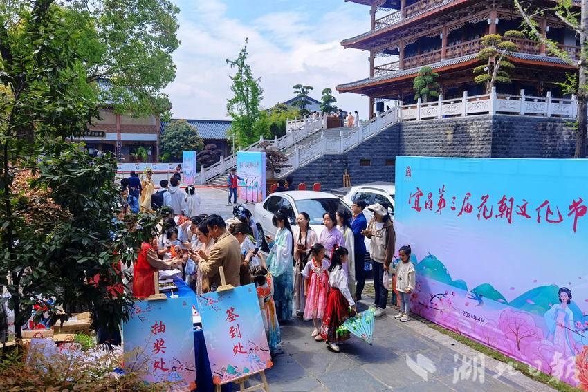  宜昌：花神齐聚夷陵楼 共赏春日汉服秀