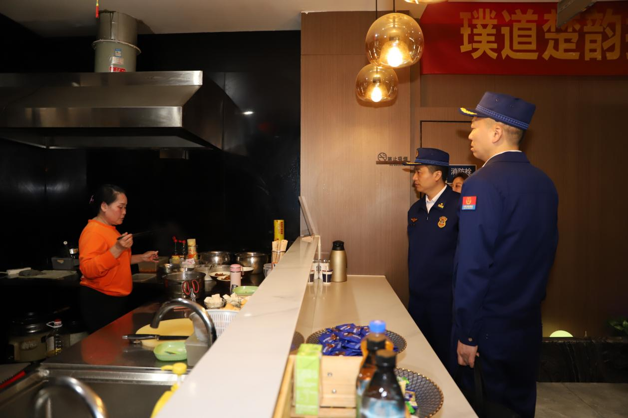 江陵消防夜查公众聚集场所消防安全