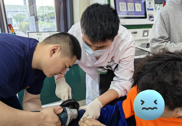  大学生戒指嵌顿手指险致坏死  消防医护联手紧急“解套”